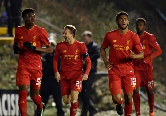 上海海港为备战三线作战，大范围调整阵容，清洗后防线，加强进攻，提升整体竞争力。