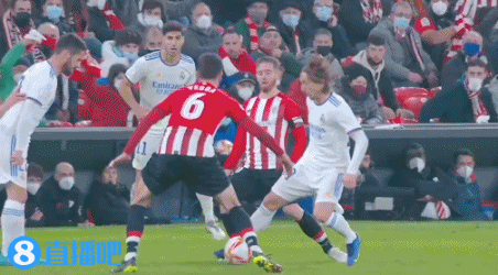 半场战报：博洛尼亚0-0布兰，里科吉安尼斯染红